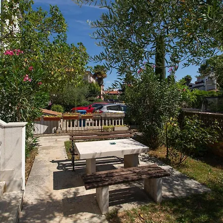 Апартаменты Lovely In With Wifi Пореч